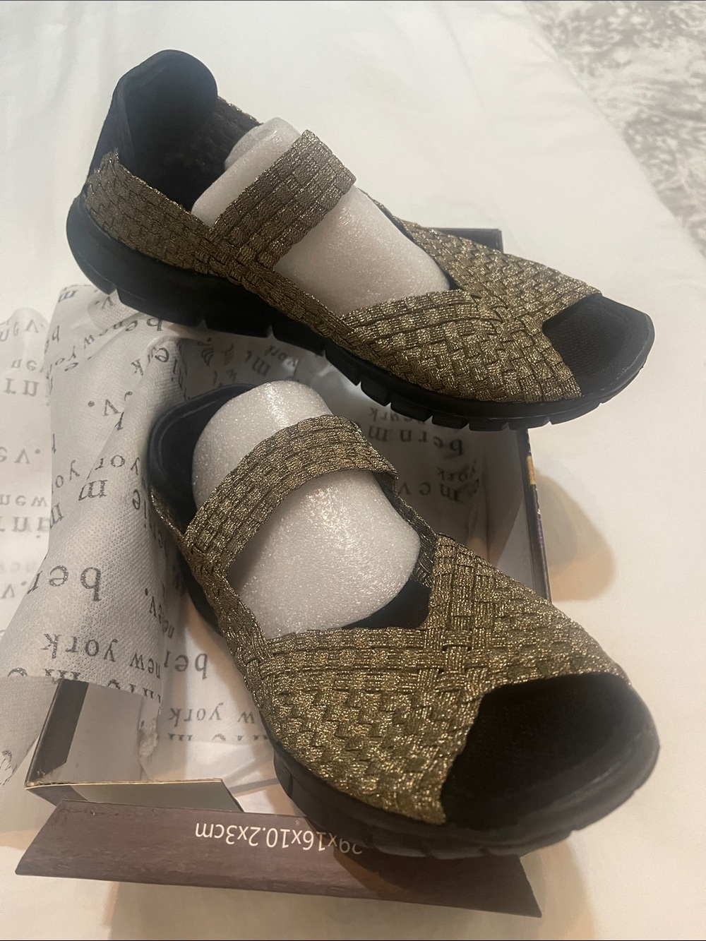 bernie mev. Metallic Gold Woven Mary Jane Sandals sz 38/7